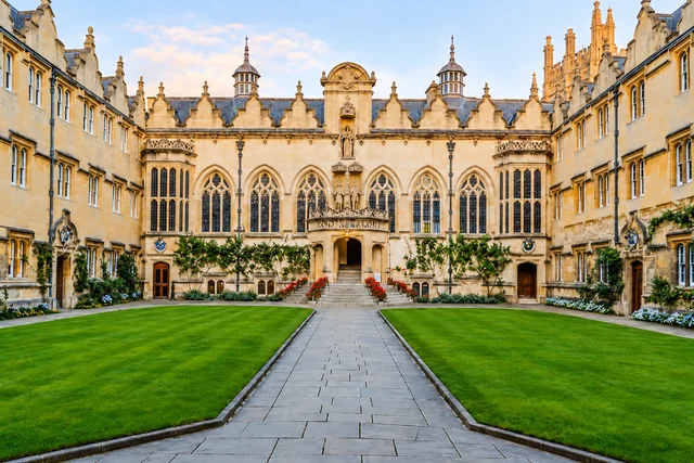 Oriel College courtyard — Supplied homepage adaptation · 3:2